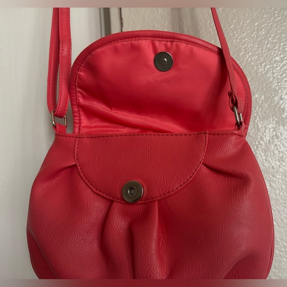 Elegant Red Bow crossbody Bag - Picture 2 of 5
